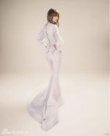 组图：泰勒登英杂志封面 镂空白纱红唇微启