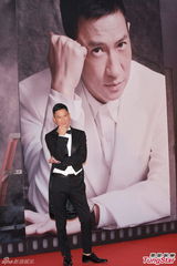 组图：张家辉黑燕尾服现身红毯 复古帅气