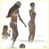 组图：蕾哈娜海滩度假照曝光 穿比基尼晒太阳