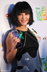 组图：TOP榜后台群星开心合照 奖杯似巨型针头