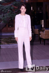 组图：允儿亮相《总理和我》公开拍摄笑颜如花