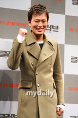 组图：郑在英宣传《棒球手套》搞怪 柳善大笑不断