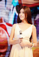 组图：朱婧献唱游戏主题曲 白裙翩翩现身发布会