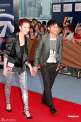 幻灯组图：蔡少芬张晋搭肩亮相 笑称天热先不造人