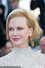 组图：妮可走秀精致长裙华贵 与李安牵手热聊