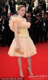 幻灯图集：法国女演员蕾雅短款纱裙亮相