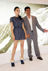 组图：张雨绮亮相活动展大秀玉腿不畏寒