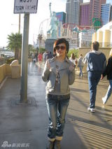 幻灯：郑钧刘芸异国甜蜜相拥 公开恋情感受圣诞气息