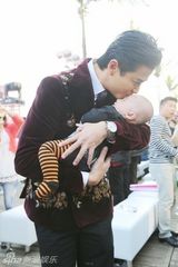 组图：陈晓东梁咏琪同台获奖 抱BABY领奖被催相亲