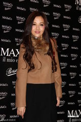 组图：熊黛林中性装扮艳压全场 不拒绝健康性感