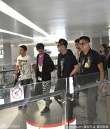 组图：周杰伦潘玮柏同机抵达拼人气