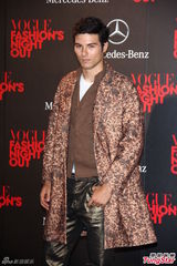 组图：徐若瑄乘千万跑车压轴登场 昆凌维护周董