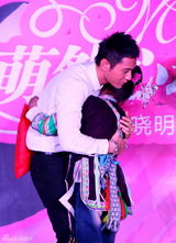 高清图：黄晓明生日会 跳骑马舞豪气送钻戒