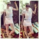 组图：Jessie J光头个性 齐B小短裤秀一字马