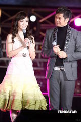 组图：五月天张惠妹等接力开唱 领众人跨越2011年