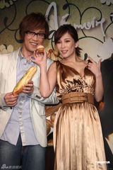 组图：周传雄发片温岚现身 送铁塔面包寓意深长