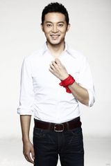 组图：沙溢白色衬衫阳光无限 腕缚红领巾助公益