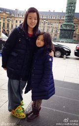 组图：钟镇涛为19岁女儿庆生 三女陪伴幸福美满