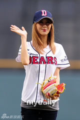 组图：韩国女歌手G.NA担任棒球比赛开球嘉宾