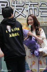 组图：林依晨新碟发布花裙子亮相 抱爱犬不撒手