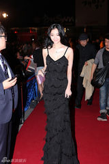 组图：韩雯雯深V长裙亮相釜山电影节红毯