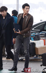 组图：玄彬将赴台办粉丝会 休闲装难掩巨星气质