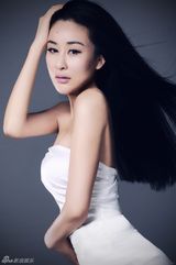 组图：周扬性感写真 白裙裹身秀曼妙曲线