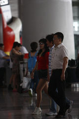 幻灯：刘晓庆机场话别《杨门女将》导演陈勋奇