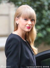 高清图：泰勒古典黑裙亮相巴黎回眸一笑