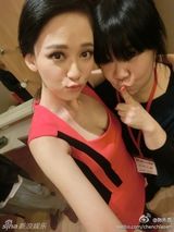 组图：陈乔恩高举相机自拍 露黑色内衣秀乳沟