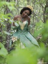 组图：珍妮佛化身迪士尼公主 绿色礼服仙气十足