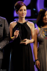 组图：吴奇隆张萌亮相旅游盛典 现场星光熠熠