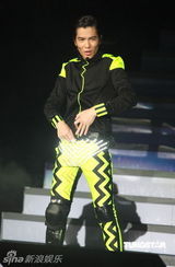 组图：萧敬腾唱《black or white》 向杰克逊致敬