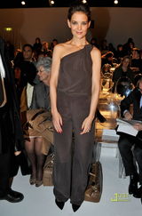 高清组图：阿汤嫂霍尔姆斯亮相米兰时装周