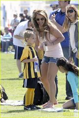 组图：布兰妮变足球辣妈 与爱子亲昵俯身秀乳沟