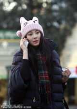 组图：张雨绮纤体中心放松 开豪车戴可爱帽子