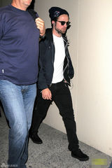 组图：罗伯特-帕丁森现身机场 黑超遮面无表情