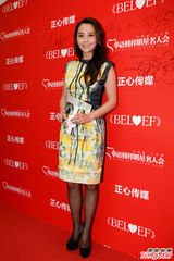 组图：马雅舒黑丝袜上阵秀美腿 李玲玉半露酥胸