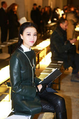 组图：韩雯雯墨绿皮装亮相巴黎时装周