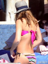 组图：杰西卡-阿尔芭比基尼照曝光展现火辣身材