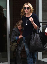 幻灯：凯特-温斯莱特携女出街 手指上已无婚戒