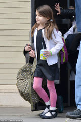 组图：苏瑞扎小辫放学秀粉红丝袜 与小伙伴热聊