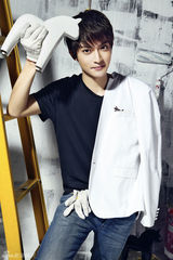 组图：陈威翰新年大片化身粉刷匠魅力气质