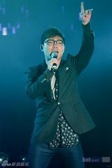 组图：少女时代等参加音乐会 俏丽演出性感抢眼