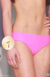 组图：华姐候选粉红色泳装彩排露毛露疤