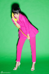 组图：蒋欣登杂志封面 装扮清新上演短发魅惑