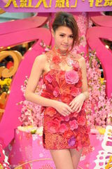 高清图：周秀娜出席商业活动 着花瓣短裙艳丽迷人