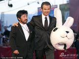 《巴尼的人生》首映 日本导演清水崇戴兔子头套抢镜