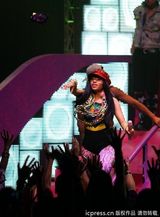 组图：麻辣鸡个唱粉丝强行上台 与保镖激烈扭打