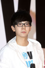 组图：胡夏抱病出席公益活动 为地震灾区献爱心